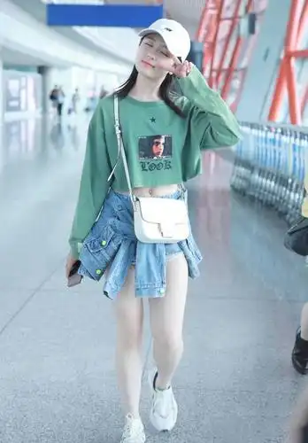 新晋小花李兰迪机场照,俏皮清新有活力,少女感十足!