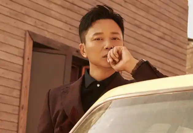 演员刘奕君太敬业忍受高温趴在地上灼烧妆扮触目惊心