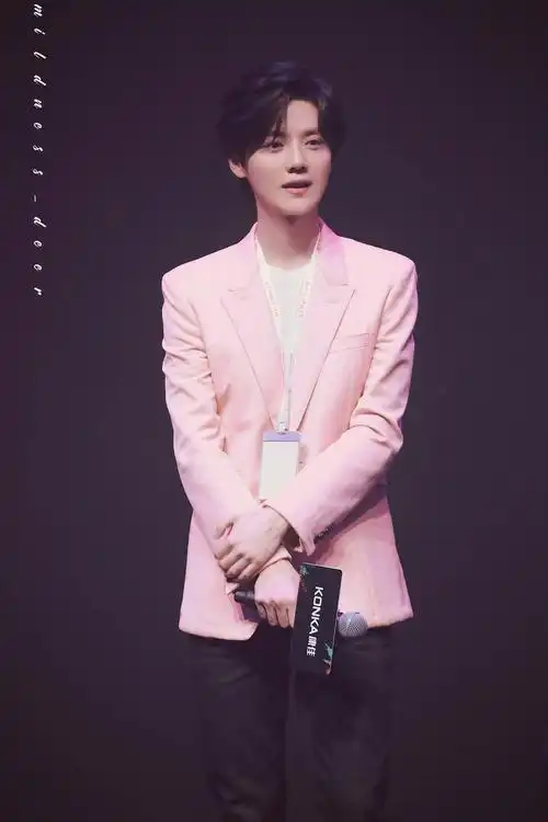 粉色西装看起来好嫩