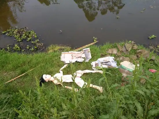 民警划船小心翼翼地将纸箱打捞上岸后,对纸箱进行了拆解,但纸箱里装有