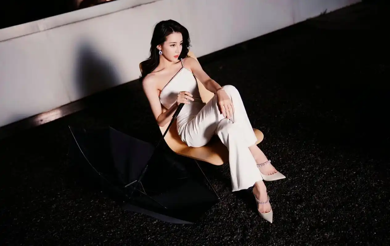 迪丽热巴穿白色高跟鞋,脚丫也太好看了