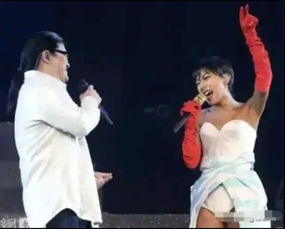 吉克隽逸的前卫穿搭真的给刘欢带来了耀眼的光芒.