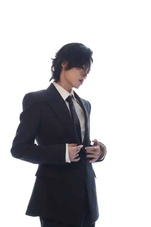 陆柯燃黑白双生大片