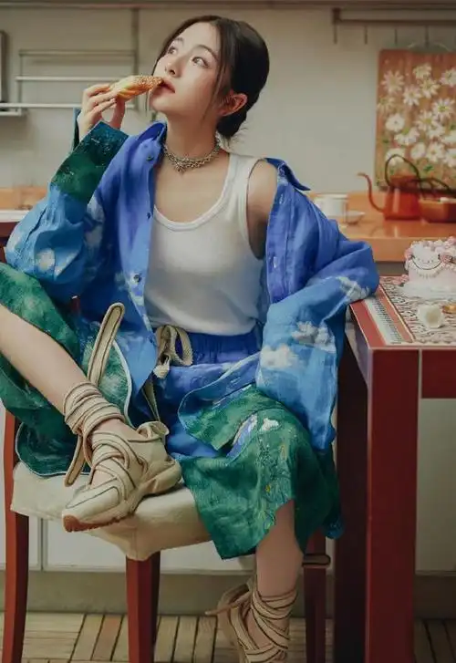 李兰迪把蓝天白云穿上身 少女背心清新惹人爱