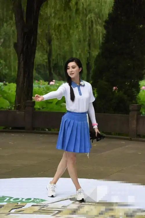 范冰冰穿中学生校服梳麻花辫 毫无违和感