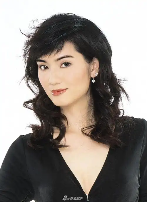 洪欣删光张丹峰相关微博疑表态年轻辣照曝光获赞甩毕滢18条街