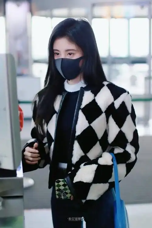 鞠婧祎棋盘格外套