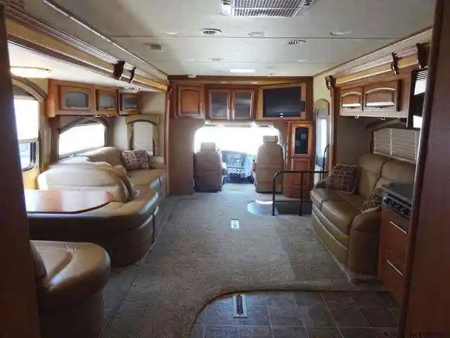 成龙的这辆车号称"龙宅",全球仅此一辆,加满一箱油要3000