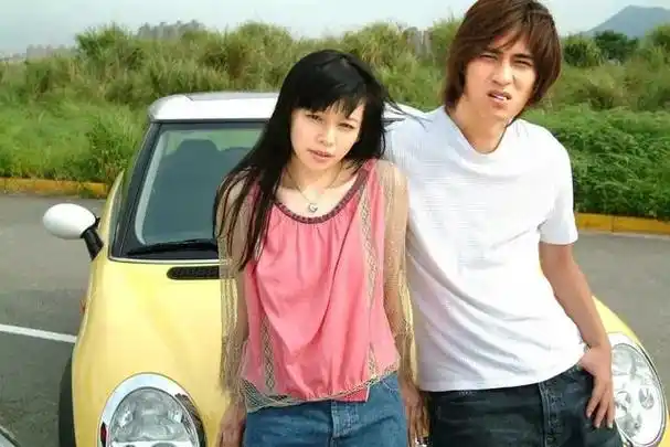 2001年,她参演了成龙的电影《特务迷城》;千禧年之初,徐若瑄开始将