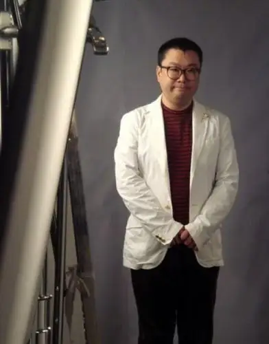 尹相杰结婚#51岁的歌手尹相杰官宣结婚,女方的职业是拍卖师.