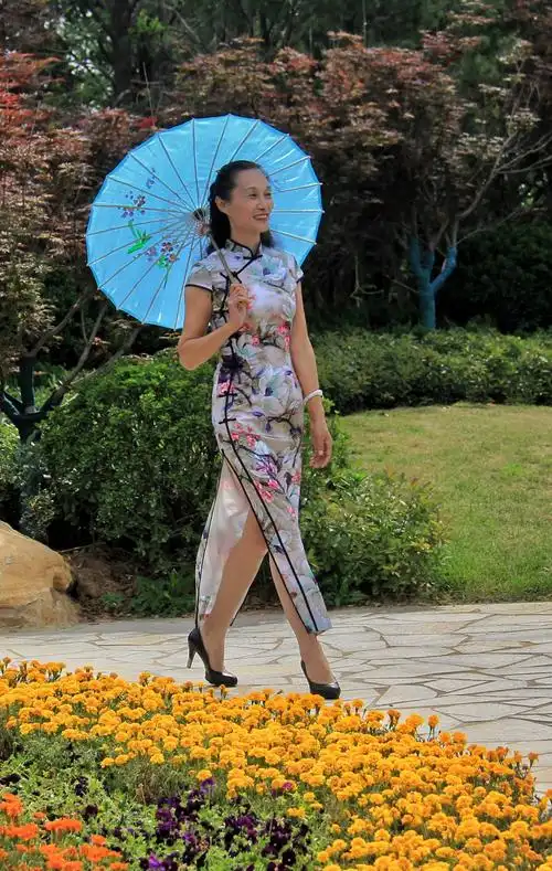 写美篇旗袍那无言的背影, 俢长柔美, 流动的线条 风雅韵致, 一袭旗袍