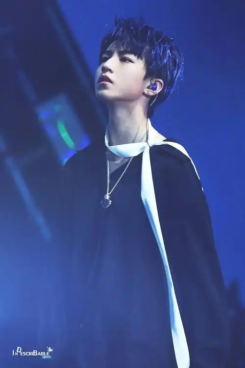 四周年8.13 蓝头发的少年,今晚你可真棒真好看.