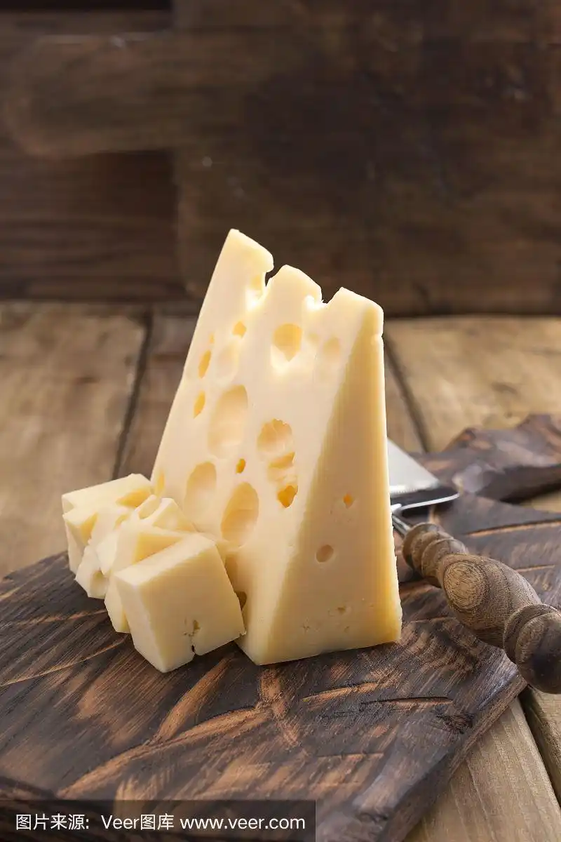 传统荷兰奶酪带洞,在老式木板上,木制背景.奶制品.本空间