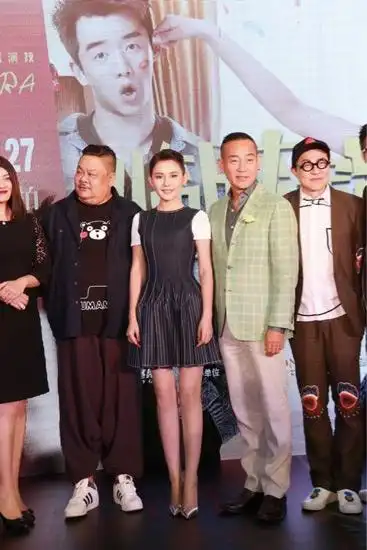 临时演员深圳发布会热依扎主动素颜出镜