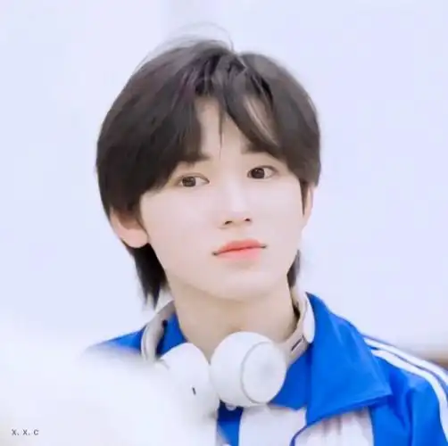 宋亚轩微信头像帅气的男高中生来啦