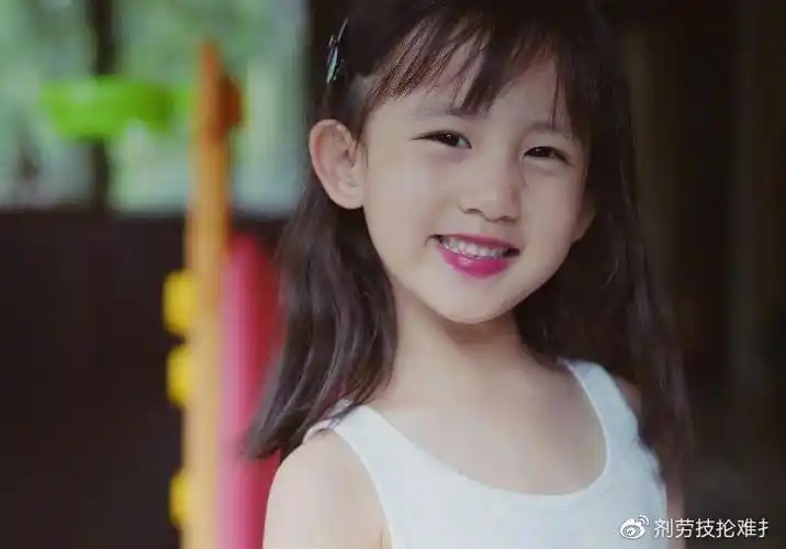 都说黄多多气质随妈好美,可见了多妹后,才懂啥叫"神仙遗传"!