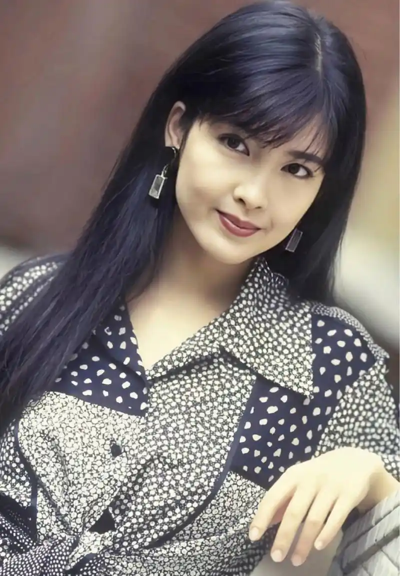 世纪九十年代周慧敏被称为香港影视圈的"玉女掌门人",可见她有多清纯