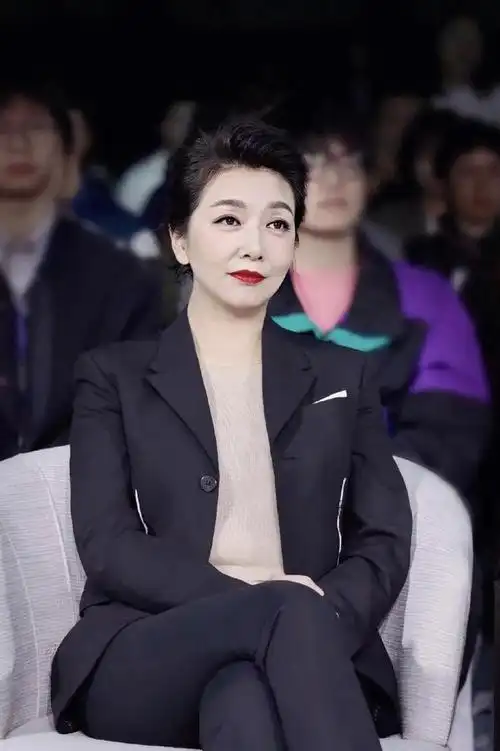 回顾江珊四度爱上硬汉和靳东意难平现和新丈夫快乐相伴