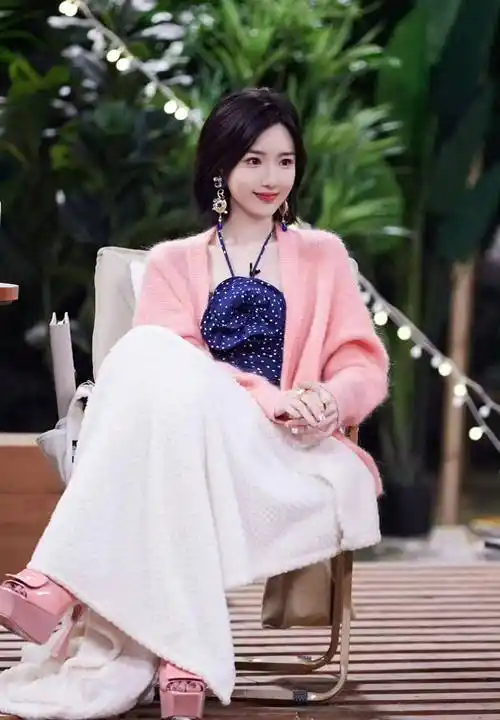 毛晓彤化身真人芭比,甜飒穿搭来袭,小个子也能穿出大气场_造型_下身