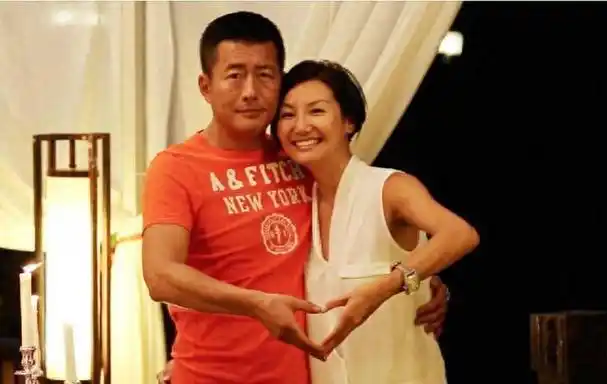 演员江珊55岁了她二婚的老公叫田小洁比前夫高曙光更加帅气