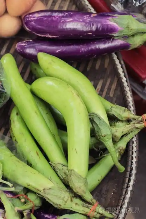 在市场的新鲜茄子照片-正版商用图片0wnig2-摄图新视界