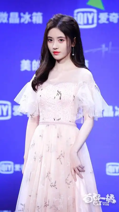 1/ 12 黄色透视波点泡泡袖衬衫搭配吊带长裙,鞠婧祎的搭配很有巧思.