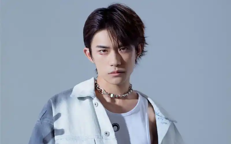 易烊千玺喷绘牛仔帅气图片桌面壁纸