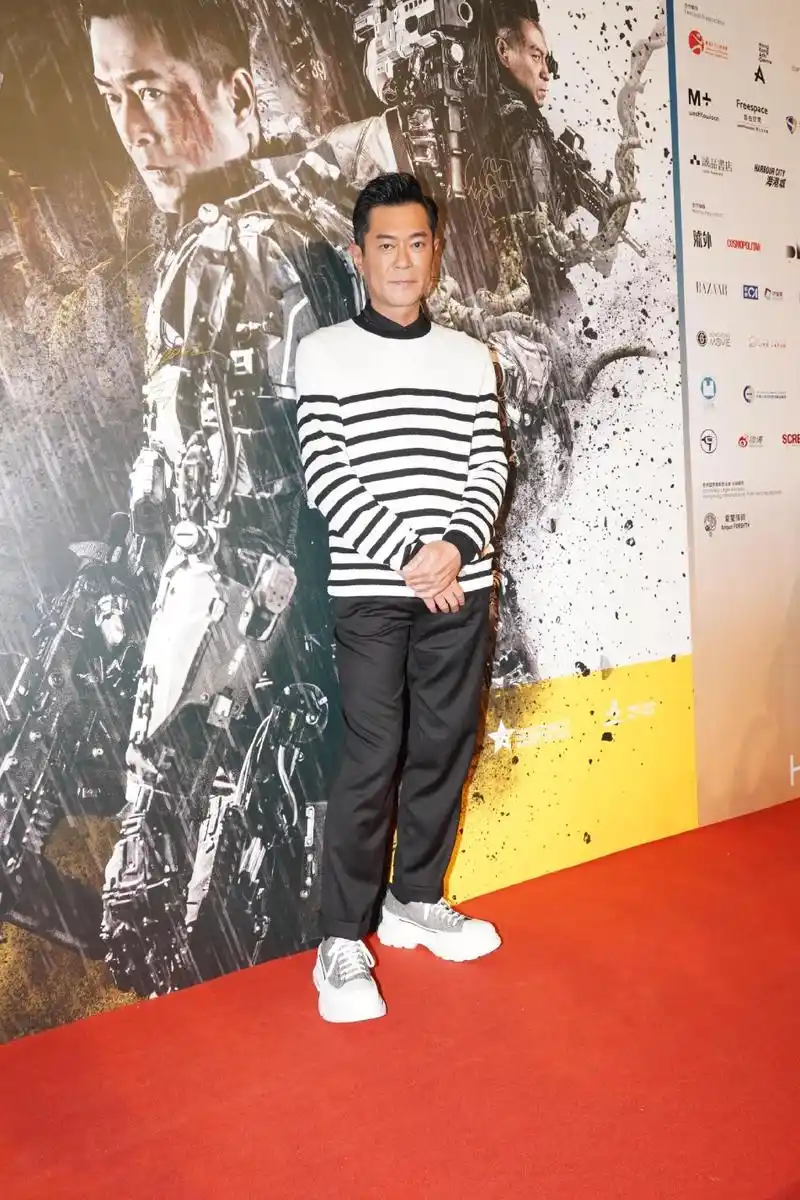 组图:古天乐出席《明日战记》香港首映 穿黑白条纹上衣帅气十足