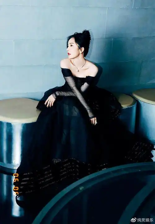 杨幂这造型太美了!一袭黑色"露肩"礼服裙,美得高级又气质优雅