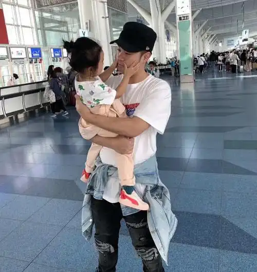 陈赫晒女儿近照,和张子萱宛如复制粘贴,难怪陈赫宝贝成这样!