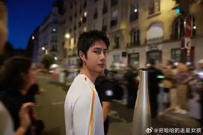 王一博火炬手随拍##王一博巴黎火炬手街拍##王一博捡起掉落的国