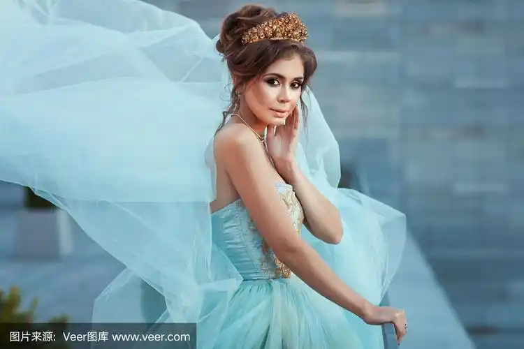 戴着皇冠,穿着礼服的少女女王.