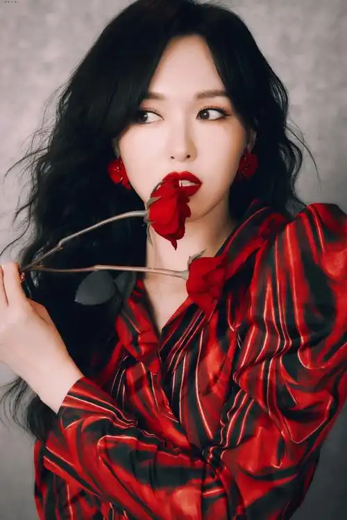 唐嫣红裙造型新年贺图