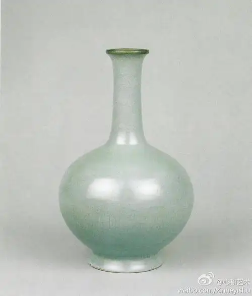 汝窑的青瓷,因釉中含有玛瑙,色泽青翠华滋,釉汁肥润莹亮,被历代称颂