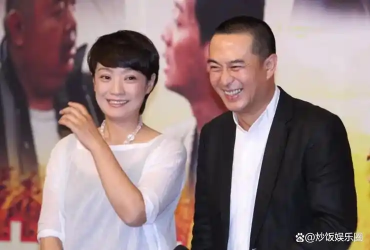 53岁张嘉译晒全家福!大一岁二婚老婆端庄大方,10岁女儿大智若愚