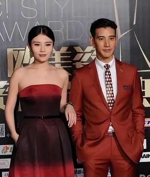 视频里,王鸥叫蒲巴甲"老公",蒲巴甲显得很不自在,而且《锻刀》已经