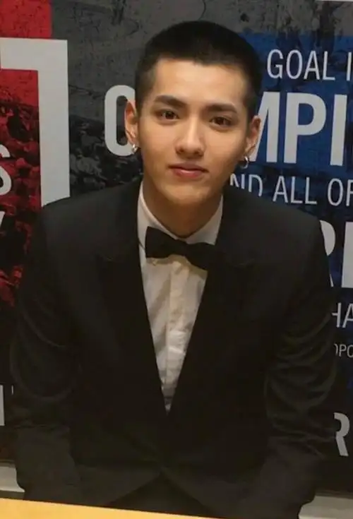 吴亦凡《少年的你》定妆照出来时,四字弟弟这个寸头和眼神秒杀了一