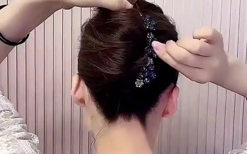 【发型】夏天穿旗袍可以这样盘发,大方又有气质