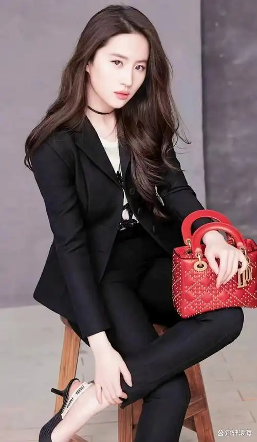 刘亦菲太美了,西装配休闲裤气质优雅,网友:"身材"过于真实!