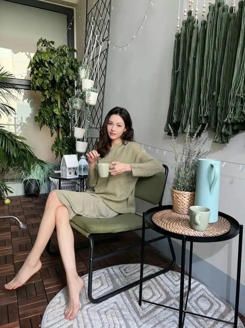 长腿女神钟楚曦光脚摆拍照,2020年,钟楚曦凭借电影《荞麦疯长》获得第