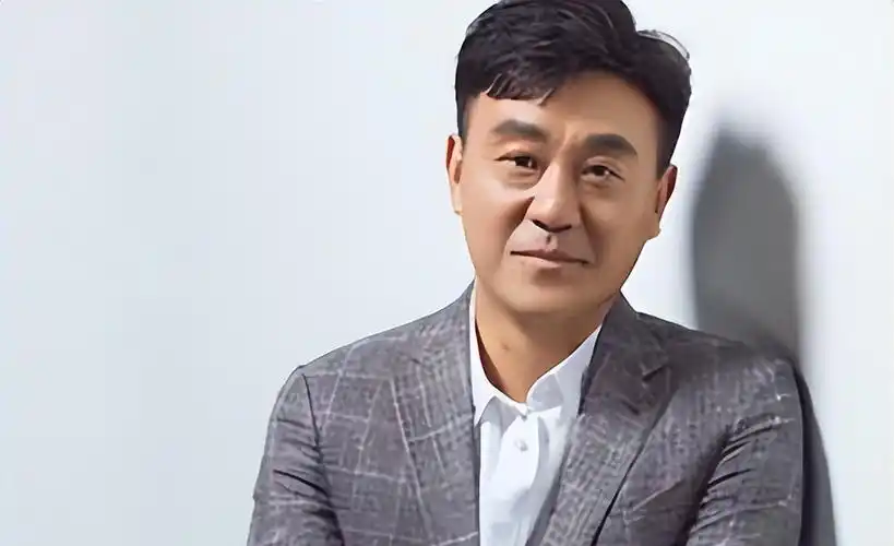 两人约定半年以后结婚,因为李海洋的公司需要提前半年申请离职,而且她