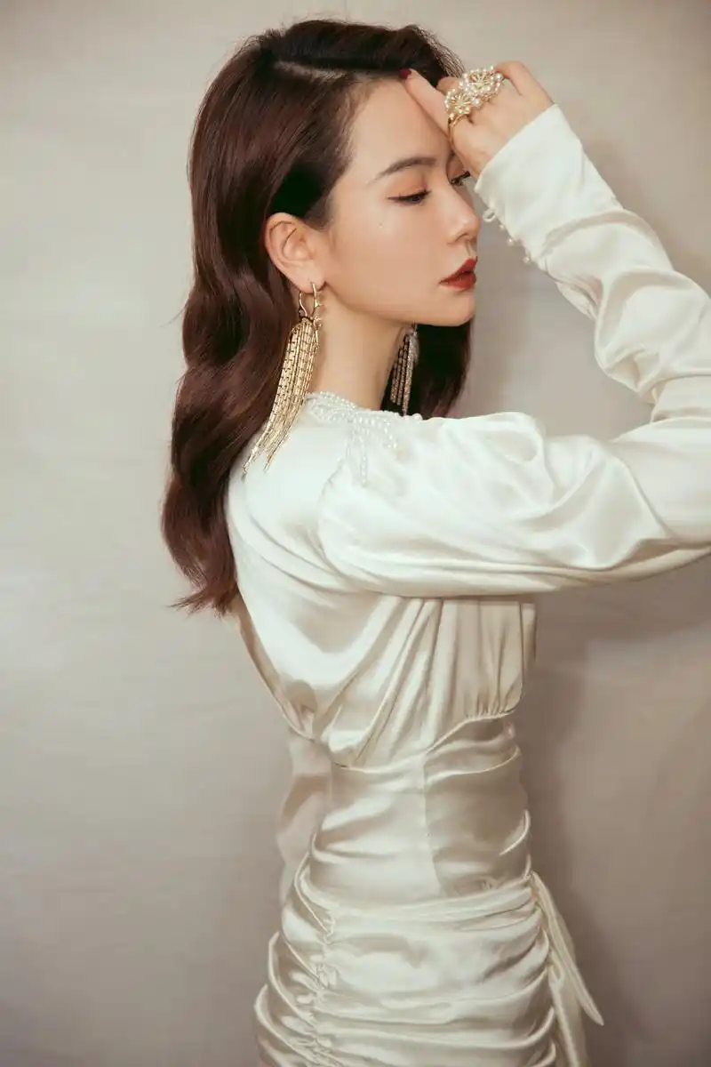 戚薇一袭复古深v白裙,尽显本色气质