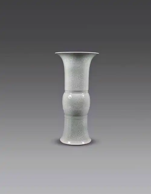 清豆青釉刻花花觚