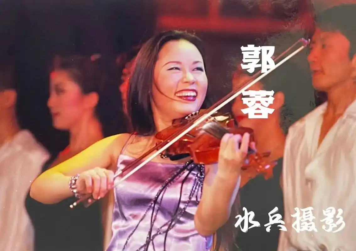 水兵摄影:中国内地女歌手-郭蓉.【郭蓉简介选自网络】 郭蓉 - 抖音