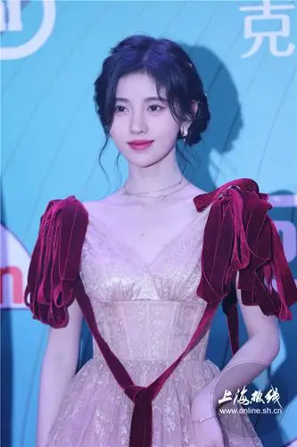 鞠婧祎现身白玉兰红毯 优雅甜美颜值太能打