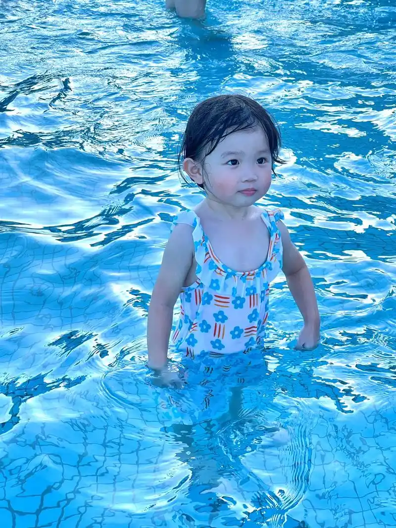 抓住夏天的尾巴来游泳啦.#夏天就是要玩水 #爱玩水的小朋友  - 抖音