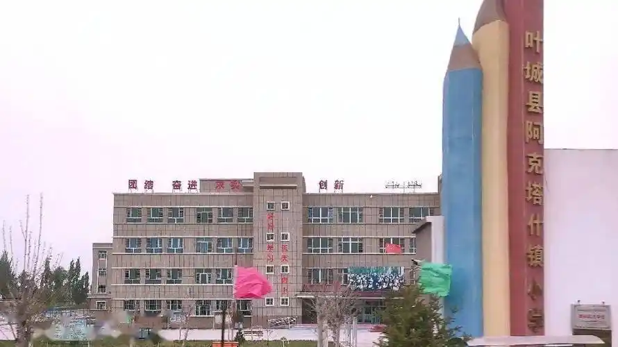 自家庭院养护花草;年青人则在产业园区利用前期职业技能培训所学知识