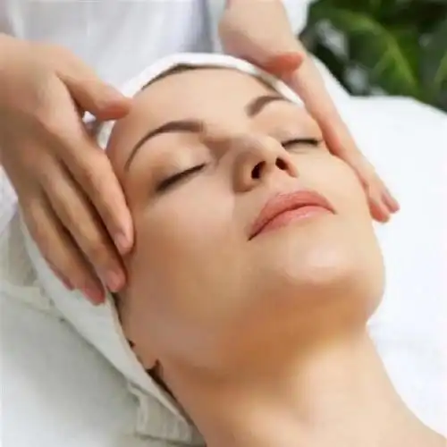可能在家护理是有效果,但是一些复杂的面部保养,就需要在专业美容机构
