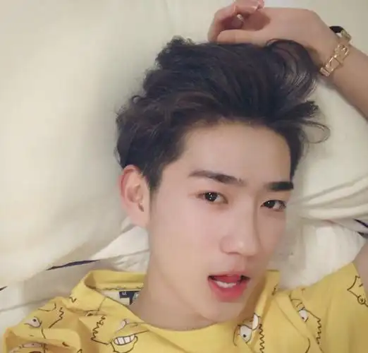 正方形可爱帅哥头像图片 高清大图无水印