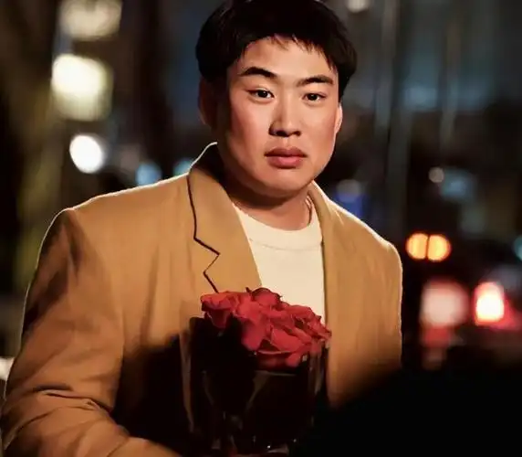 很多人喜欢金正峰,他又暖,又有才,还有钱,认为他是一个幸运儿.